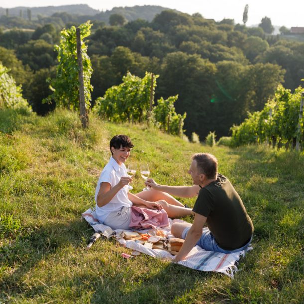 Buschenschank in der Südsteiermark - zwei Menschen beim Picknick im Weingarten