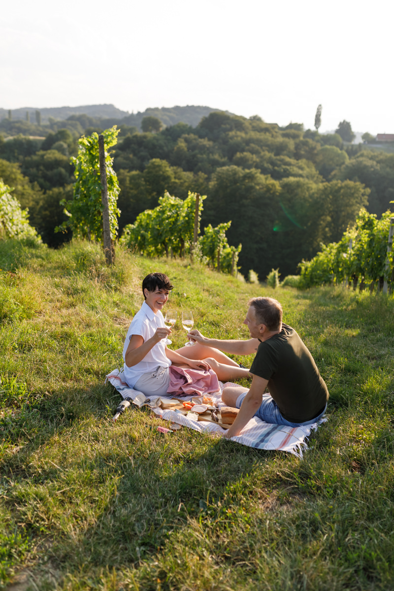 Buschenschank in der Südsteiermark - zwei Menschen beim Picknick im Weingarten