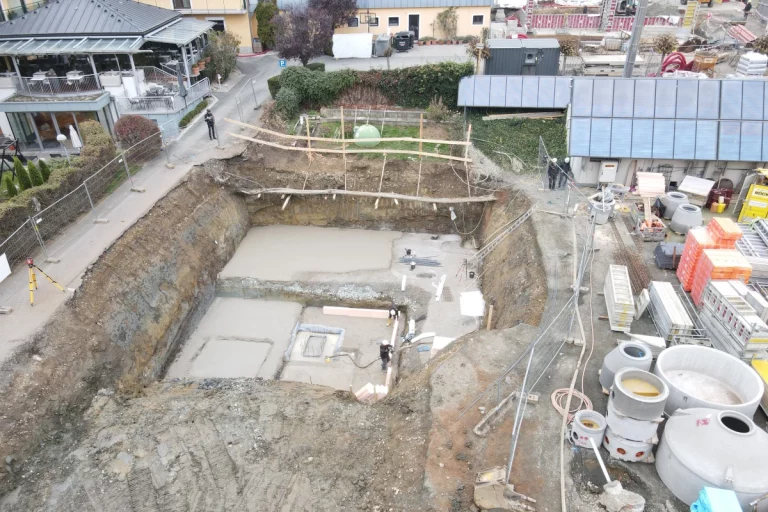 Drohenaufnahme der Baustelle am Weinlandhof Gamlitz in der Südsteiermark (c) Röck Bau