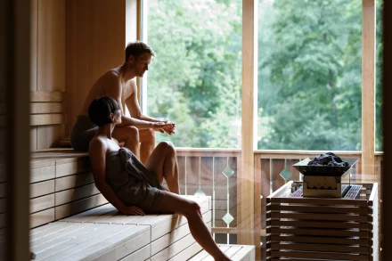 Weinlandhof Gamlitz, das Hotel an der südsteirischen Weinstraße. Ein mann und eine Frau sitzen in der Sauna