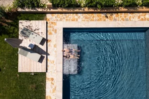 Die Weinlandhof Residenz in Gamlitz: Der Pool mit Saunahaus und Liegeflächen