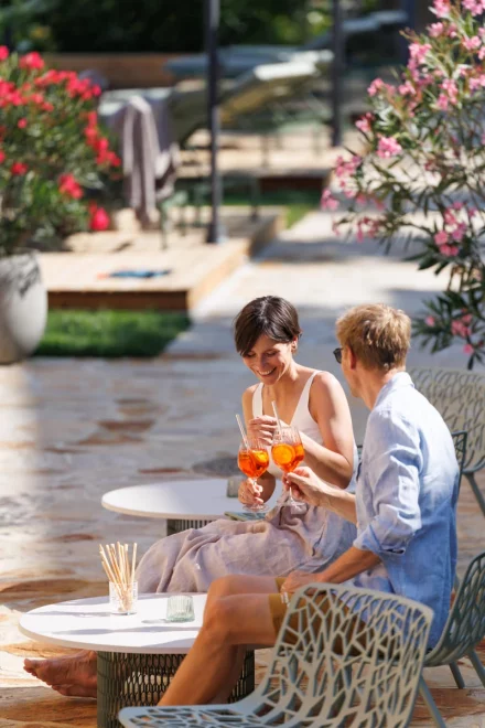 Einen Aperol Spritz genießen am Pool im Weinlandhof Gamlitz