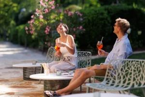 Die Weinlandhof Residenz in Gamlitz: Der Pool mit Saunahaus und Liegeflächen