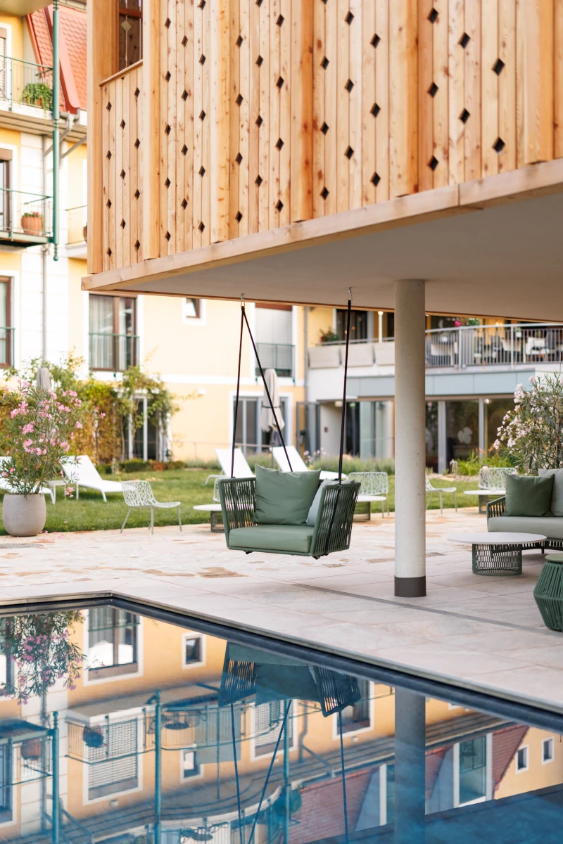 Hotel Weinlandhof Gamlitz - ein Hängesessel am Pool