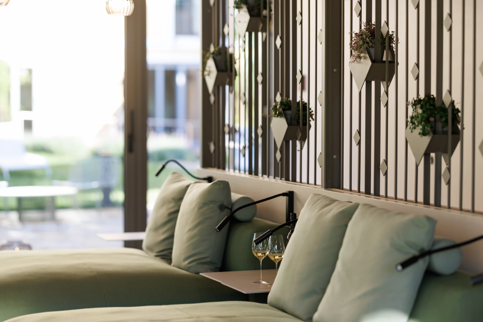 Hotel Weinlandhof Gamlitz - eine Sofalounge draußen vor dem Saunahaus