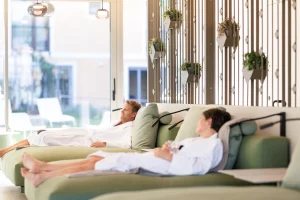 Die Weinlandhof Residenz in Gamlitz: Der Pool mit Saunahaus und Liegeflächen