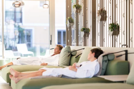 Die Weinlandhof Residenz in Gamlitz: Der Pool mit Saunahaus und Liegeflächen