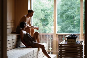 Die Weinlandhof Residenz in Gamlitz: Der Pool mit Saunahaus und Liegeflächen