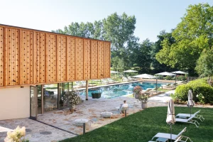 Die Weinlandhof Residenz in Gamlitz: Der Pool mit Saunahaus und Liegeflächen