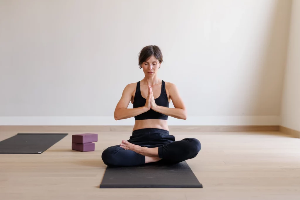 Frau beim Yoga im Yogaraum des Weinlandhof Gamlitz