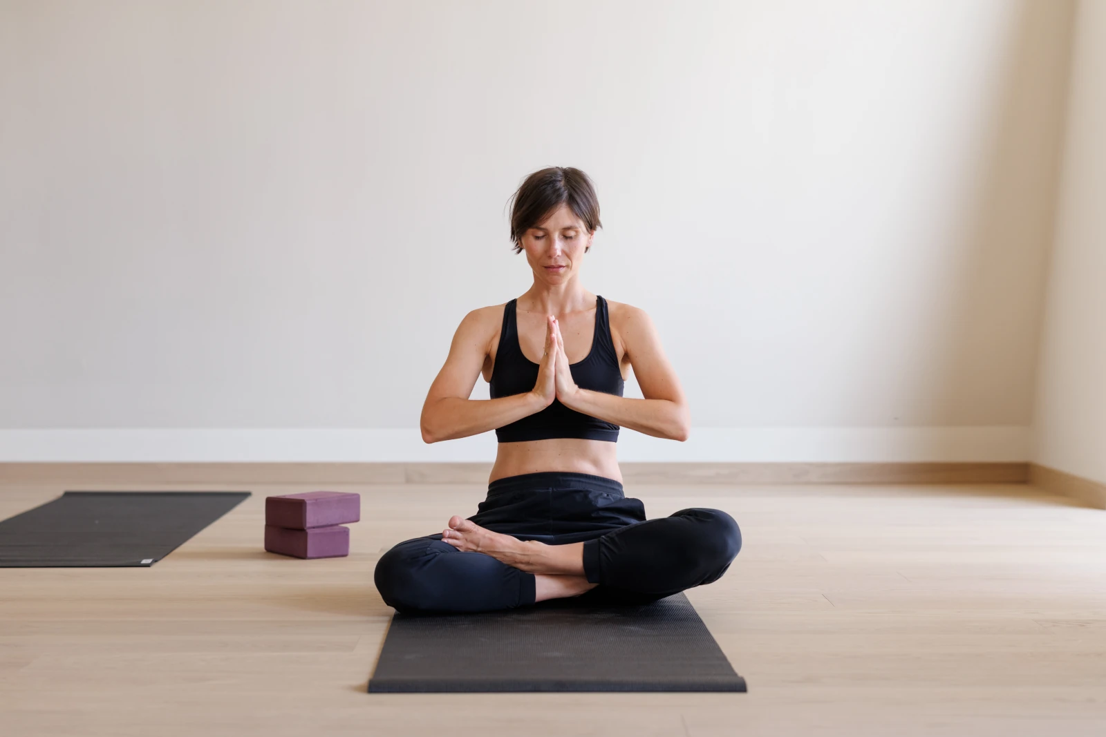 Frau beim Yoga im Yogaraum des Weinlandhof Gamlitz