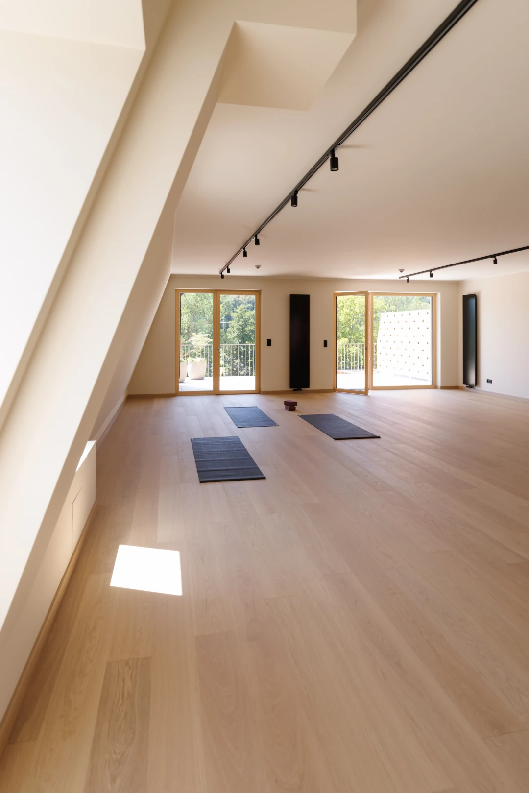 Der Yogasaal im Weinlandhof, ein paar Matten liegen am Boden