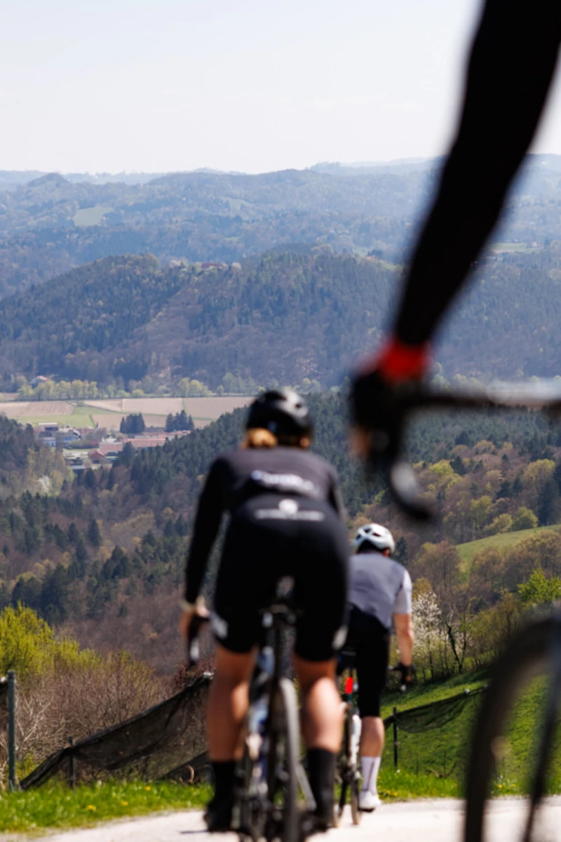 Rennradfahrerin fährt bergab