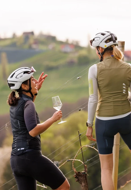 Zwei Frauen in Raddress trinken Wein und unterhalten sich