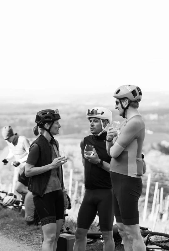 Frauen in Raddress trinken Wein und unterhalten sich