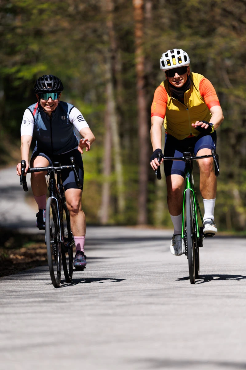Nahaufname Rennradfahrer in der Gruppe