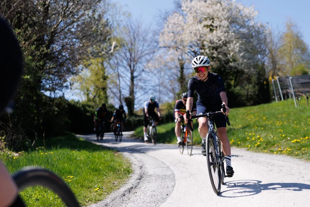Rennradfahrer in der Gruppe bergab