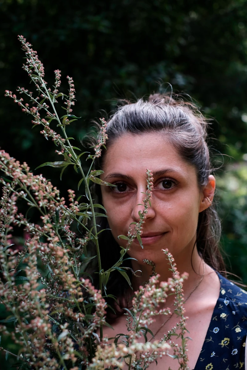Portrait Frau mit Kräuterzweig
