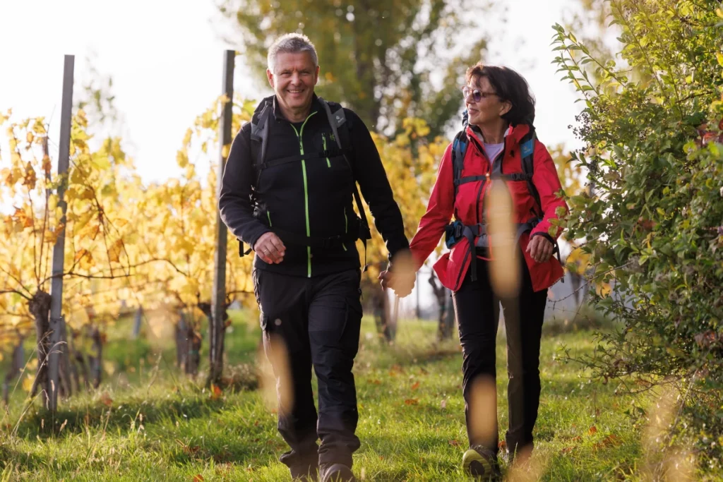 Paar beim Wanderin in Herbstlandschaft