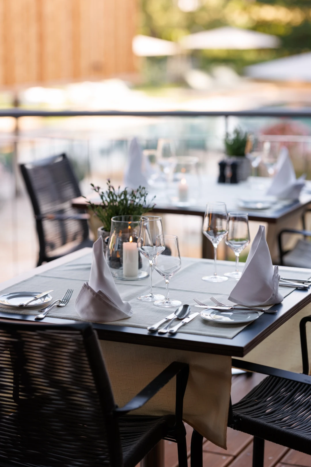 Gedeckter Tisch auf der Weinlandhof-Terrasse