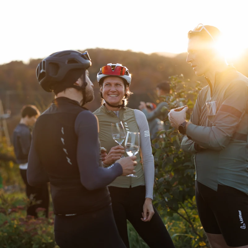 Rennradfahrer mit einem Glas Wein in der Abendsonne