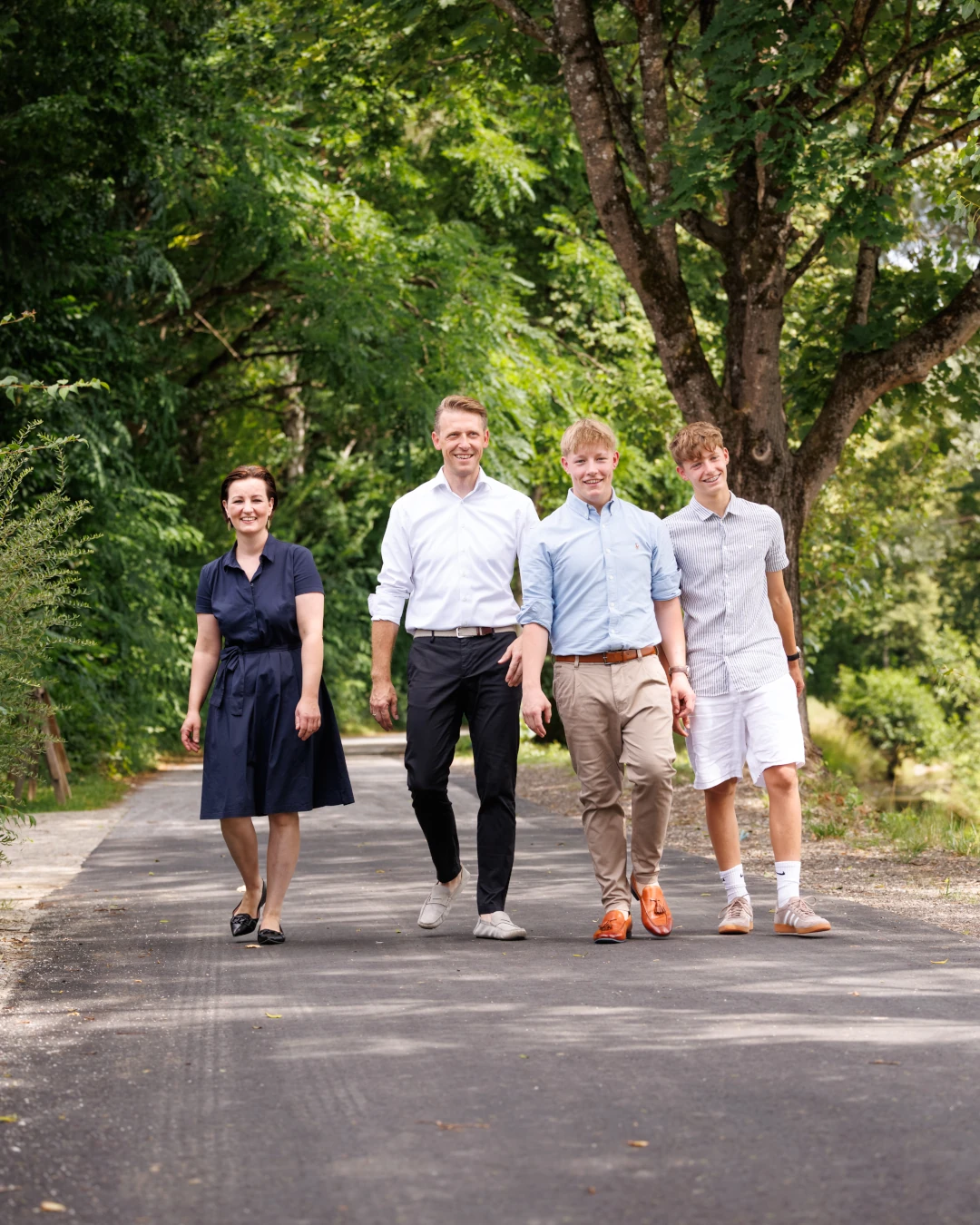 Rosemarie, Thomas, Valentin und Florenz Pichler gehen lächelnd auf die Kamera zu