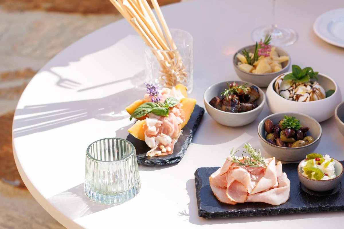 Snacks und Antipasti auf einem Tisch