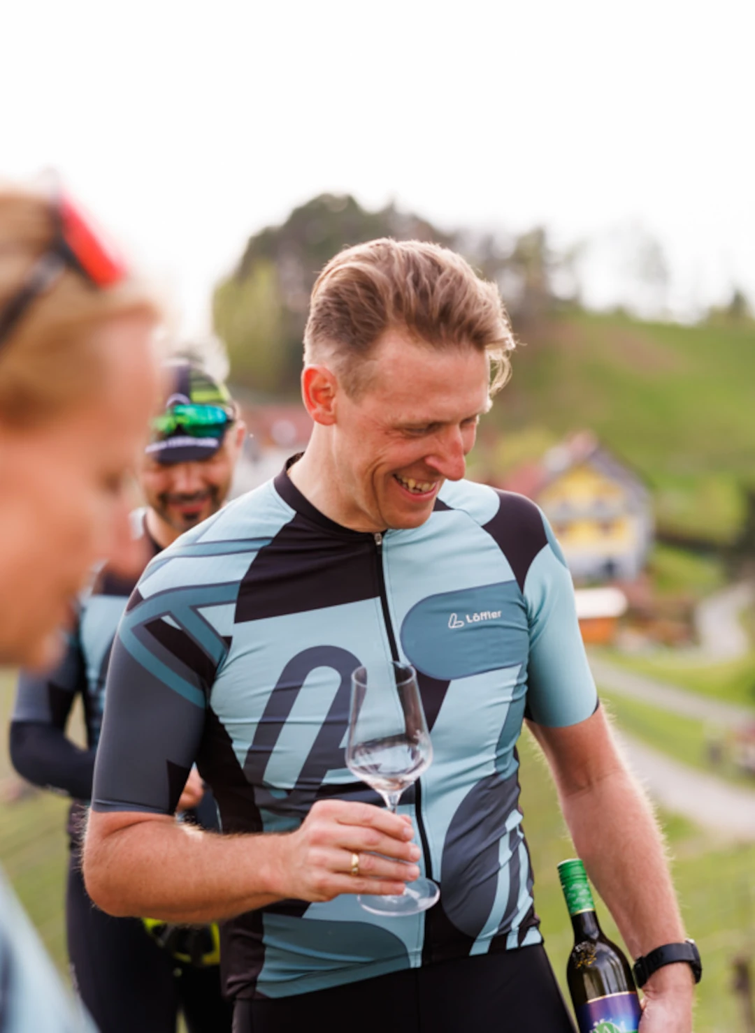 Portrait Thomas Pichler im Raddress mit Weinglas
